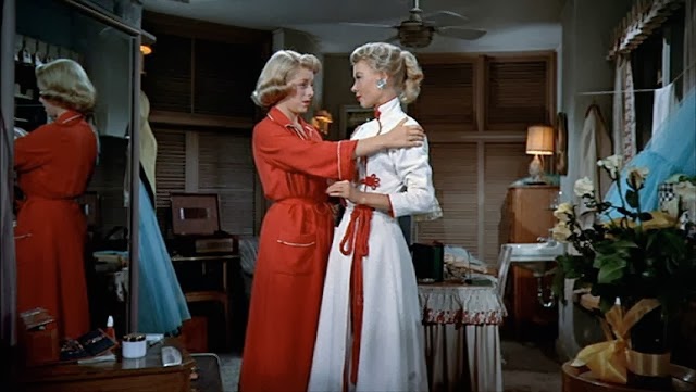 GOLDEN DREAMLAND: Fashionable Film: White Christmas