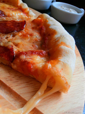 Domowa Pizza z Salami i Serem w Rantach - Przepis - Słodka Strona