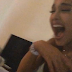 ariana grande e il bacio lesbo da terza media, video