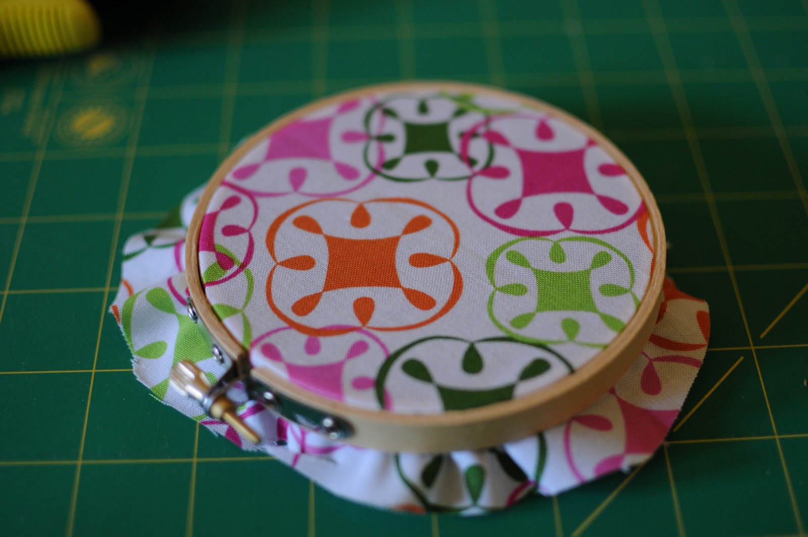 forever88: DIY fabric embroidery hoops!