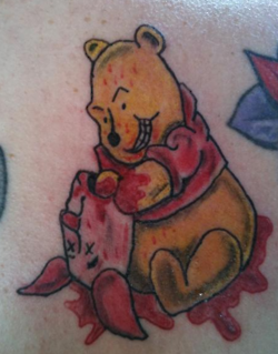 tatuaje de winnie-pooh comiendose a piglet