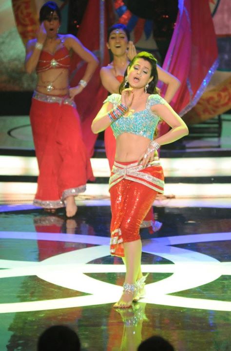 Amisha Patel sexy navel - Amisha Patel Dance Performance Apsara Awards 2012
