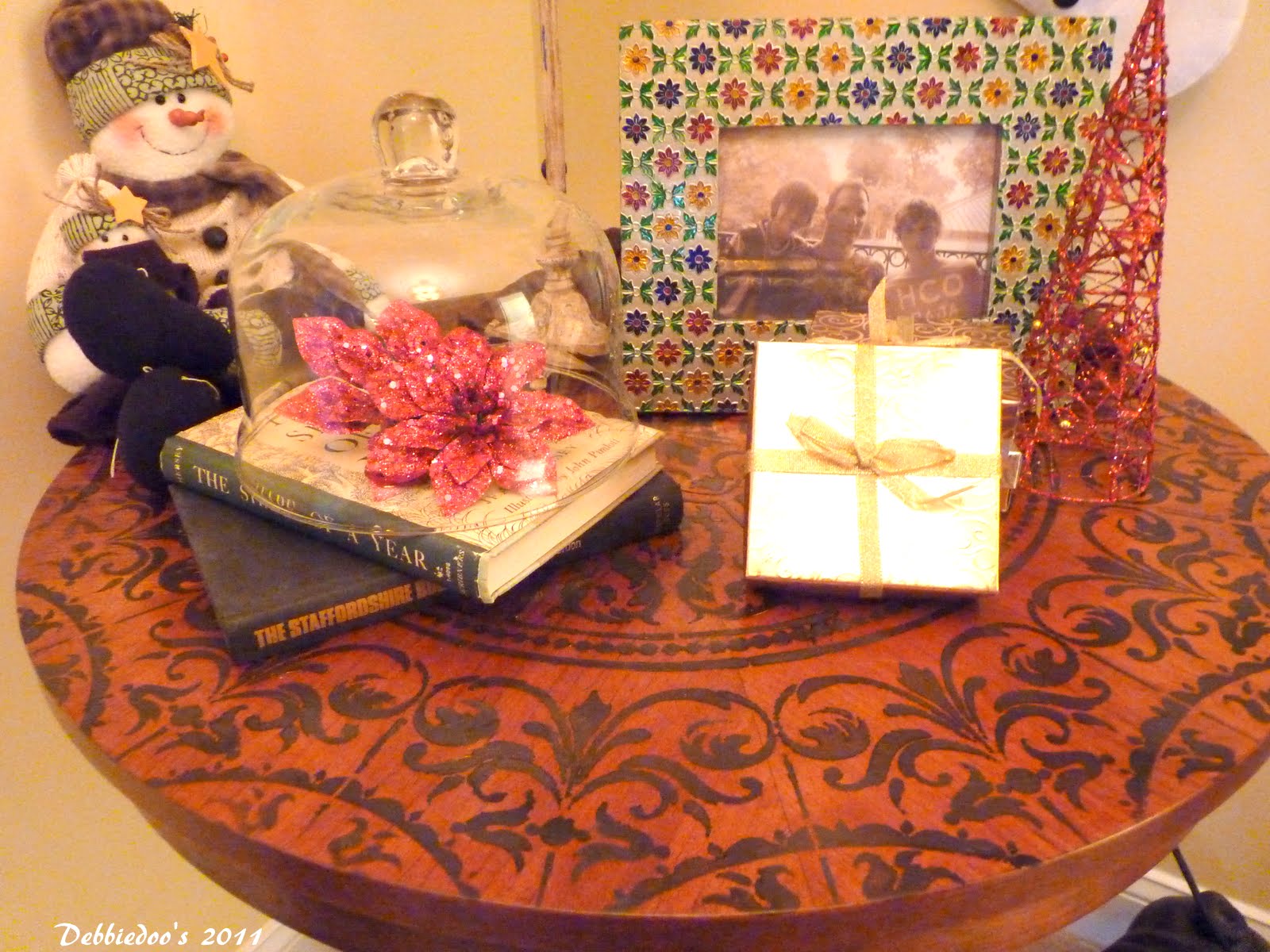 Debbiedoo's How to stencil a table top! {DIY}