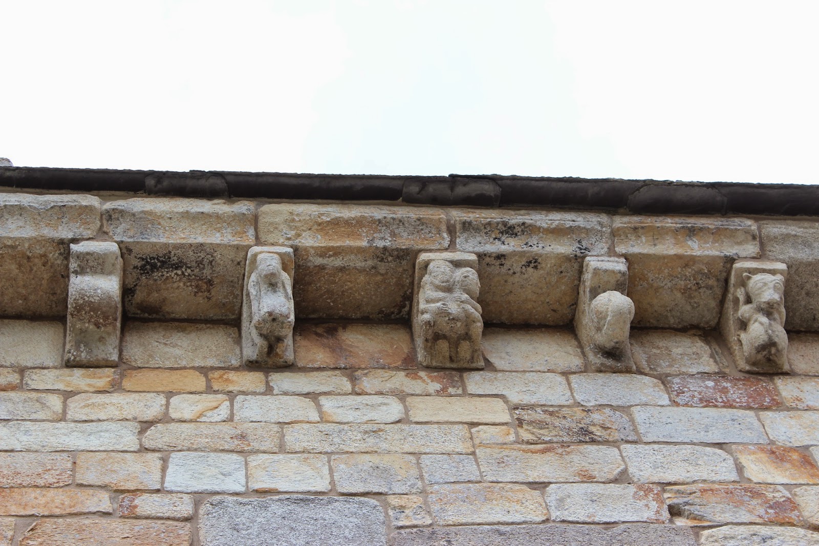 Canecillos con escenas sexuales en la basílica de S. Martin de Mondoñedo