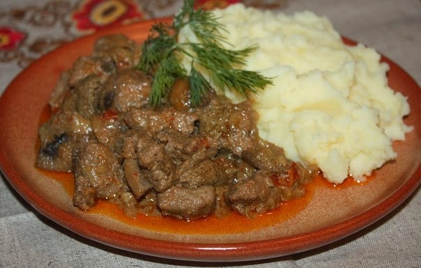 Тушеная куриная печень с луком в сметане рецепт пошагово Тушеная куриная печень с луком в сметане рецепт пошагово