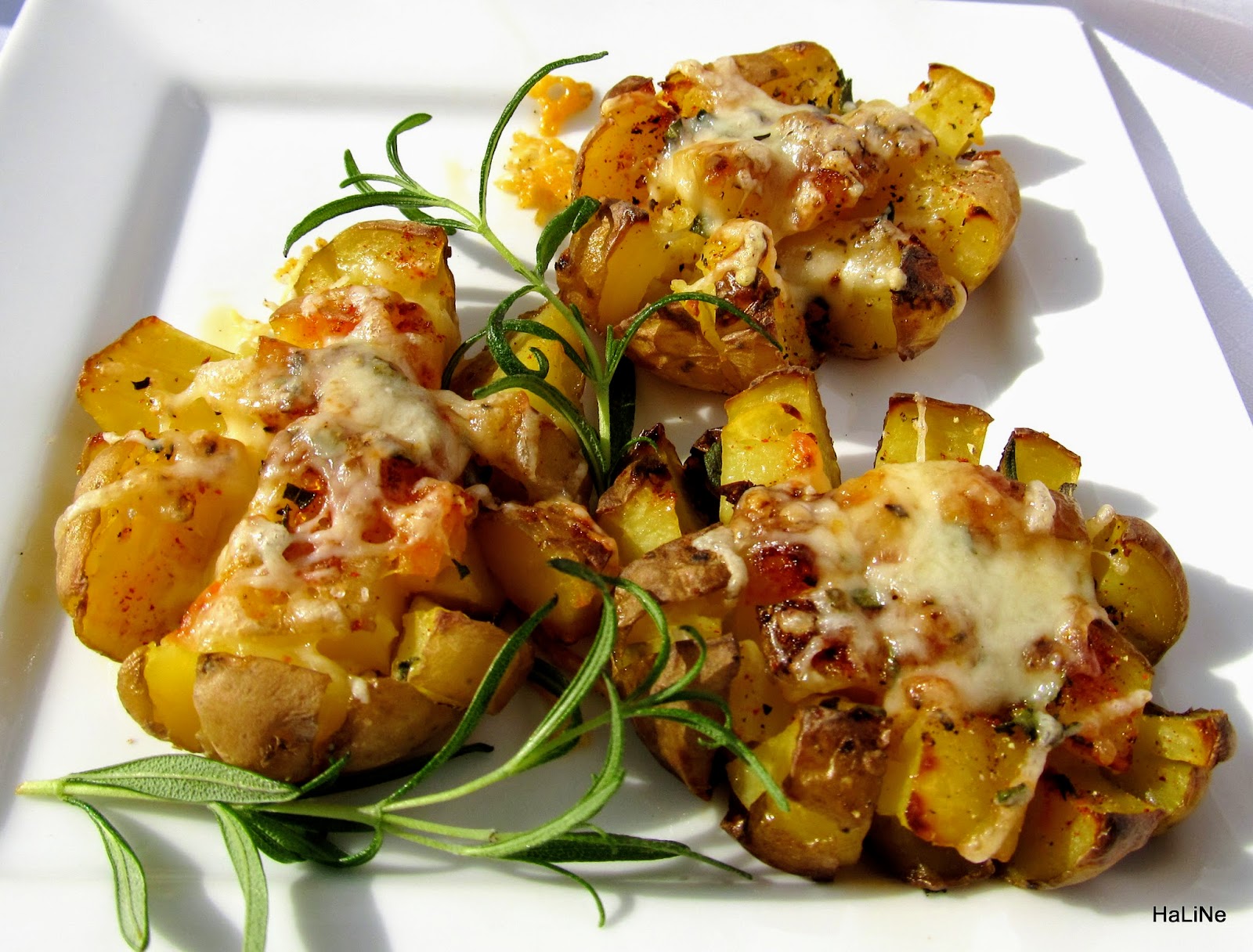 Nejedlé recepty Brambory pečené s rozmarýnem a sýrem