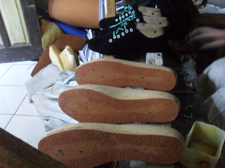 Produsen Sepatu Bandung: Home Industri Sepatu Spesialis Sepatu Distro