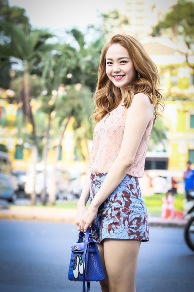 Minh Hằng chọn cho mình chân váy in họa tiết để mix cùng áo sát nách kết cườm và kim sa lấp lánh. Minh Hằng chọn cho mình chân váy in họa tiết để mix cùng áo sát nách kết cườm và kim sa lấp lánh.