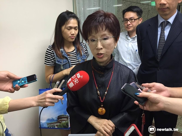 國民黨主席洪秀柱4日向政府喊話,她表示,中華民國憲法就是一中憲法,她認為民進黨若對憲法有任何質疑,就請民進黨進行修憲,強調因為現在的中華民國憲法,沒有任何台獨的空間。 國民黨主席洪秀柱4日向政府喊話,她表示,中華民國憲法就是一中憲法,她認為民進黨若對憲法有任何質疑,就請民進黨進行修憲,強調因為現在的中華民國憲法,沒有任何台獨的空間。
