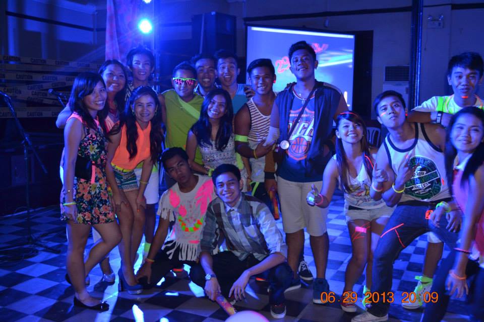 what to wear to a black light party