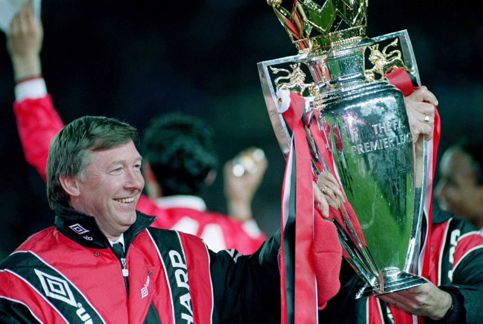 http://3.bp.blogspot.com/-tt3FxpbYPAc/Tr1d2wdlxUI/AAAAAAAAAgA/NeFWM6mvjQY/s1600/Alex+ferguson+premier+league+trophy.jpg