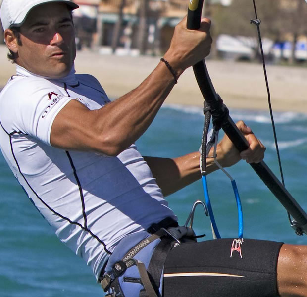 Iván Pastor, de 32 anos, dedica a vida ao windsurf. O espanhol já participou de duas Olimpíadas. Em Atenas (2004), ficou na 12ª posição e, em Pequim (2008), na 9ª (Foto: Ezra Shaw/Getty Images) Iván Pastor, de 32 anos, dedica a vida ao windsurf. O espanhol já participou de duas Olimpíadas. Em Atenas (2004), ficou na 12ª posição e, em Pequim (2008), na 9ª (Foto: Ezra Shaw/Getty Images)