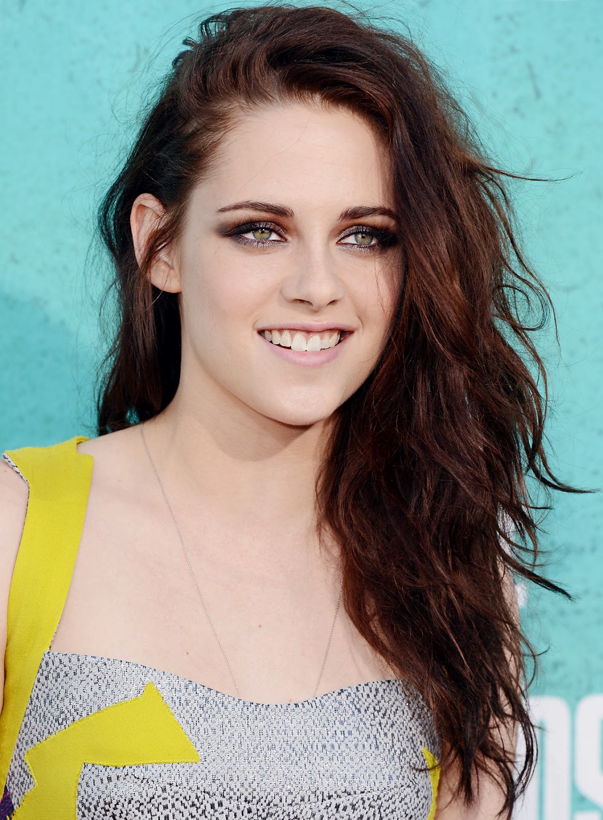 http://3.bp.blogspot.com/-twXtWXhNiWY/T9MkqUut89I/AAAAAAAABwg/6zkWc0tkLxY/s1600/1338913948_kristen-stewart-zoom.jpg