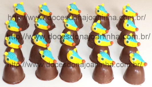 Bombons decorados com a carinha do FULECO - mascote da Copa do Mundo de futebol no Brasil Bombons decorados com o FULECO - mascote da Copa do Brasil