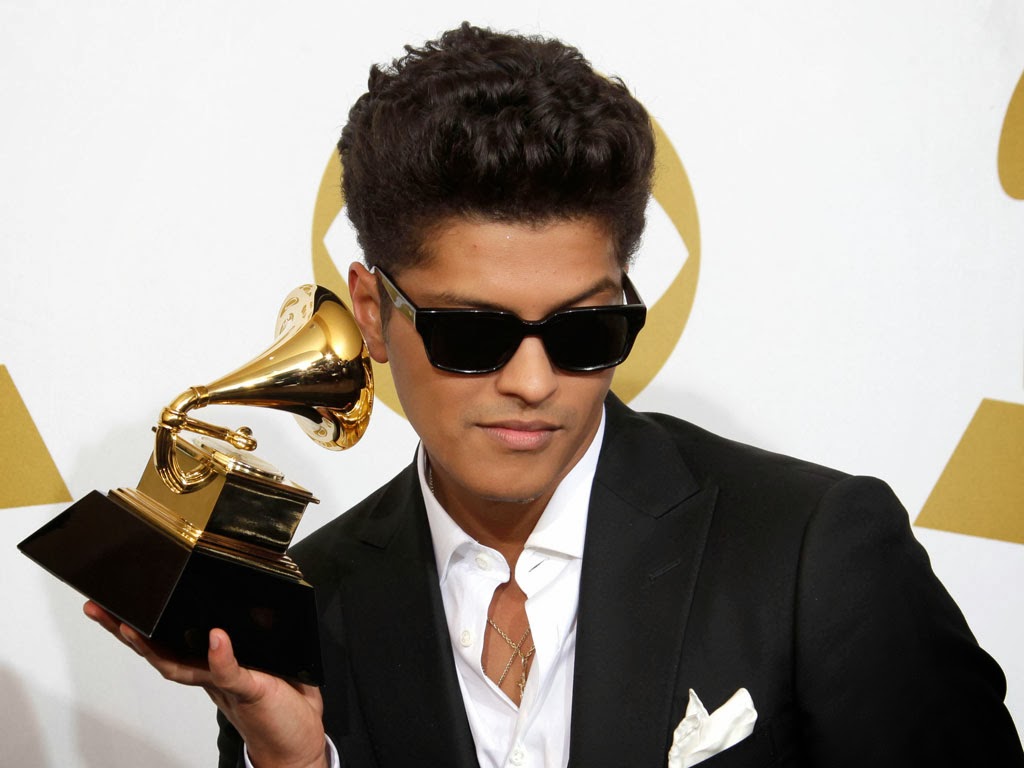Jolusi FM Bruno Mars é eleito artista do ano pela revista Billboard