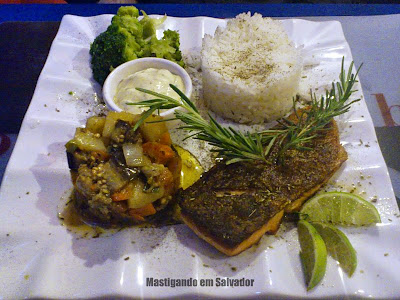 Le Rendez-Vous: Filé de Salmão grlhado com Arroz, Brocolis e Vegetais Le Rendez-Vous: Filé de Salmão grlhado com Arroz, Brocolis e Vegetais
