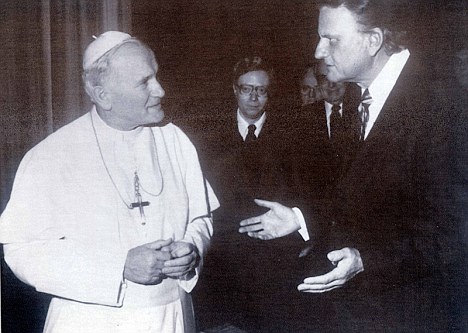  L’évangéliste Luis Palau ne tarit pas d’éloges sur le nouveau pape, son «ami personnel» 1981+Billy+Graham+and+Pope