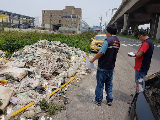 台中海線及烏日、南屯一帶偏僻空地,自去年10月起密集發生營建事業廢棄物違法傾倒事件。 台中海線及烏日、南屯一帶偏僻空地,自去年10月起密集發生營建事業廢棄物違法傾倒事件。