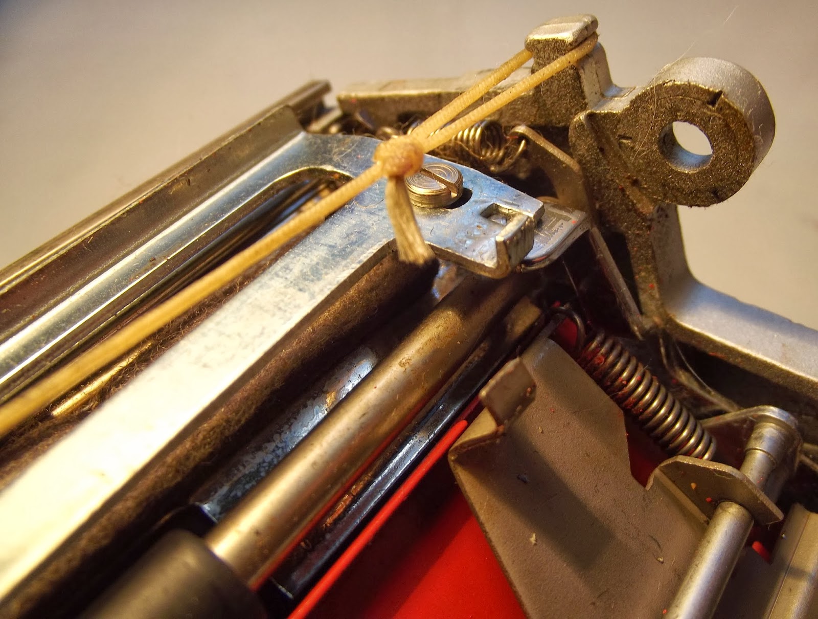 oz.Typewriter Reattaching the Drawband to the Mainspring on a Portable