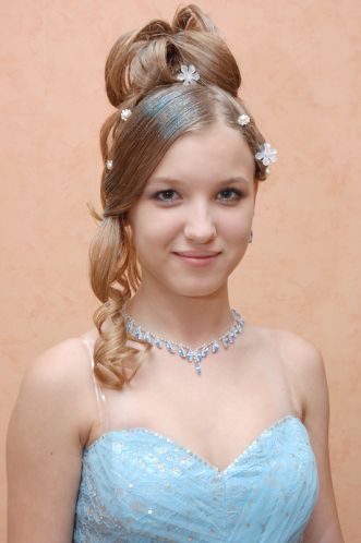 20 peinados para invitadas a bodas con el pelo corto