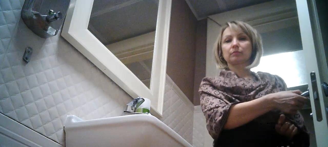 Дама в возрасте писает раком перед камерой в туалете