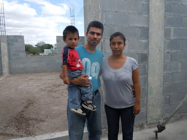 Javier Mendez y su esposa Martha con su niño Andric