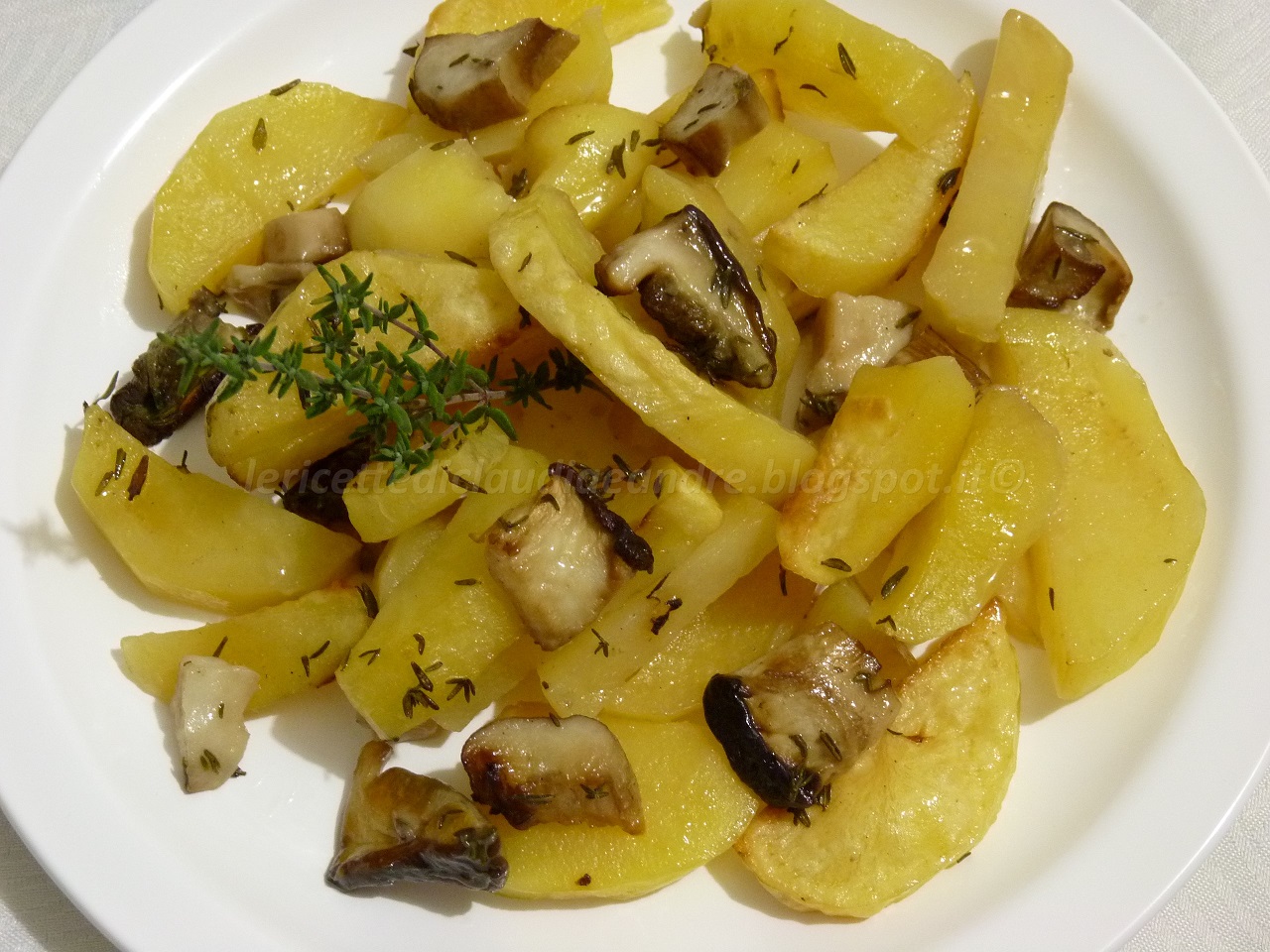 Patate e funghi porcini al profumo di timo al forno Ricetta ed