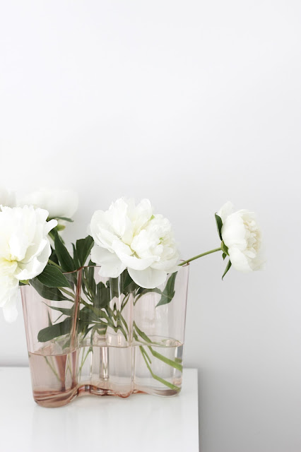 alvar aalto vase and white peonies via  http://www.scandinavianlovesong.com/