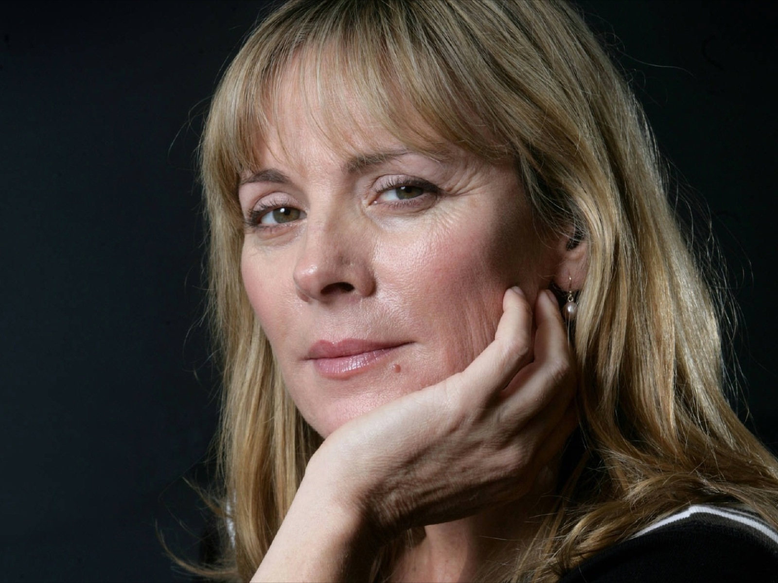 http://3.bp.blogspot.com/-uE6lTSckKH8/TeGUAvxbckI/AAAAAAAAAEQ/Zj7q8WK2CB0/s1600/Kim_Cattrall_9_1600x1200_Wallpaper.jpg