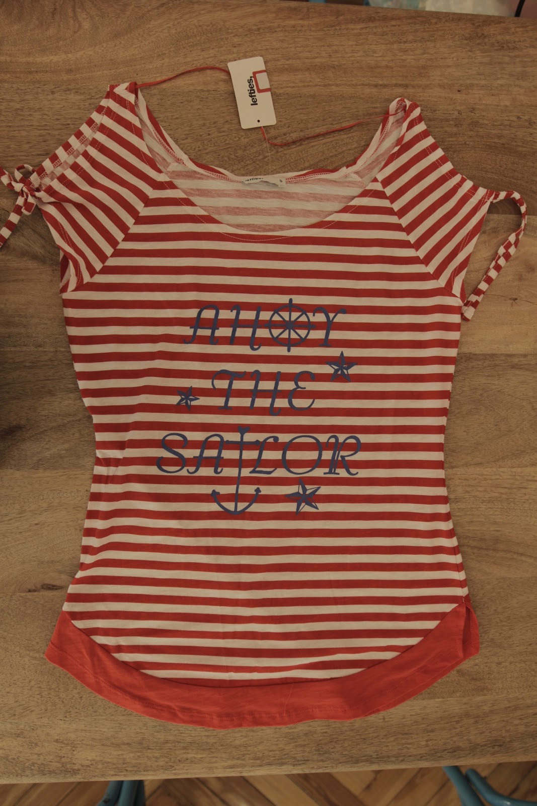 remera rayada roja y blanca