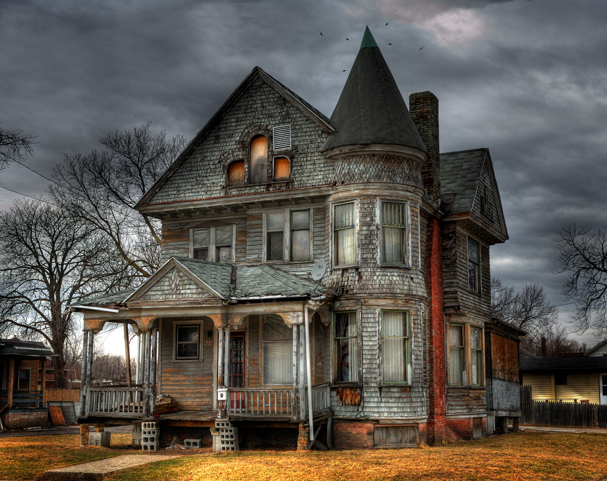 Descriptive essay of a haunted house
