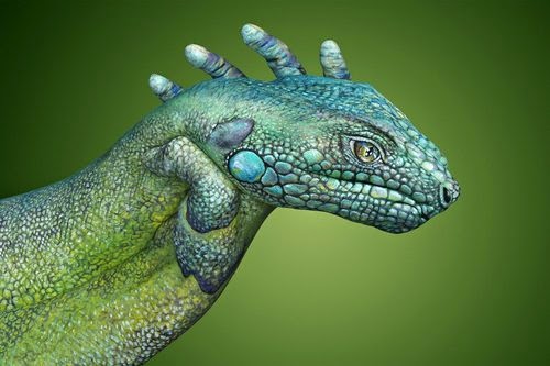 05-Iguana-Guido-Daniele-Painting-Animals-on-Hands-www-designstack-co