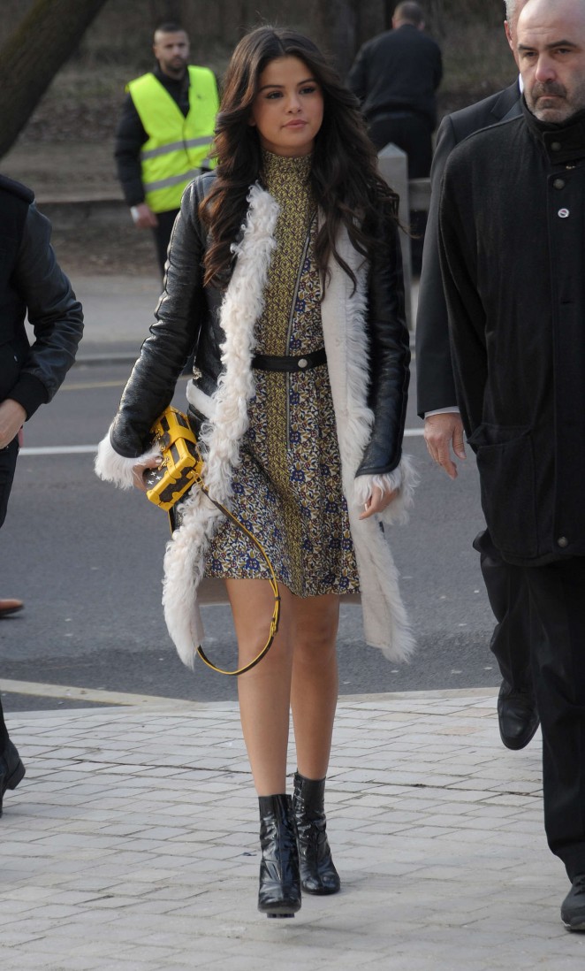 Selena Gomez arriving for the Louis Vuitton Fall/Winter 2015-2016  Ready-To-Wear collection show held at Fondation Louis Vuitton in Paris,  France on March 11, 2015. Photo by Nicolas Genin/ABACAPRESS.COM Stock Photo  - Alamy