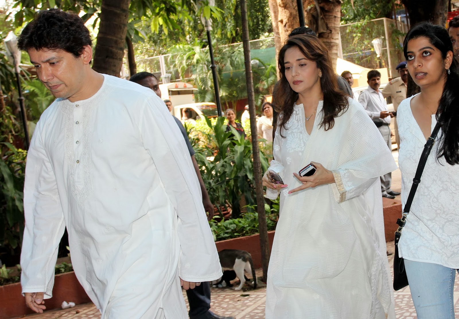 Movies Blog Photos Of Bollywood Celebrities At Madhuri Dixit S Father S Prayer Meet Последние твиты от madhuri dixit nene (@madhuridixit). movies blog blogger