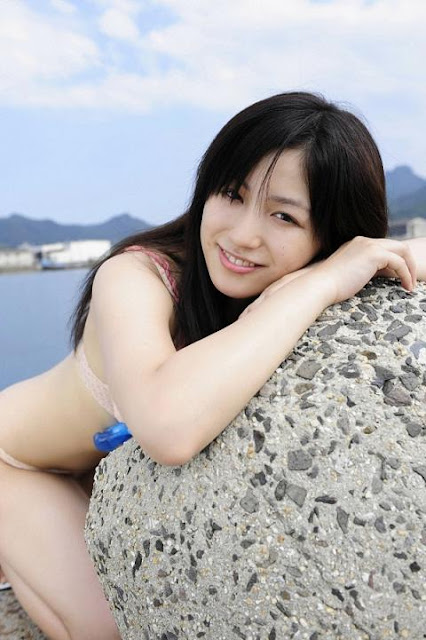 Japanese Sexy actress Kaoru Hirata Bikini Photos