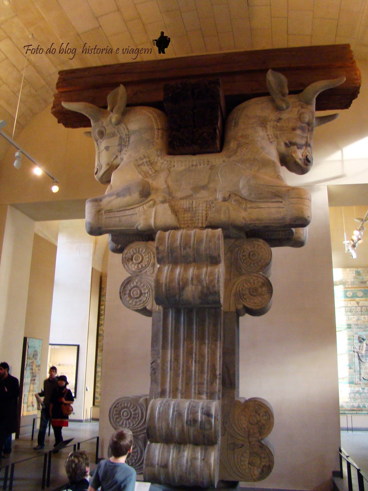 Colunas ornamentadas da Apadana de Dario I. Museu do Louvre - França