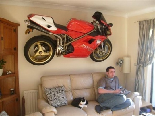 moto en la pared