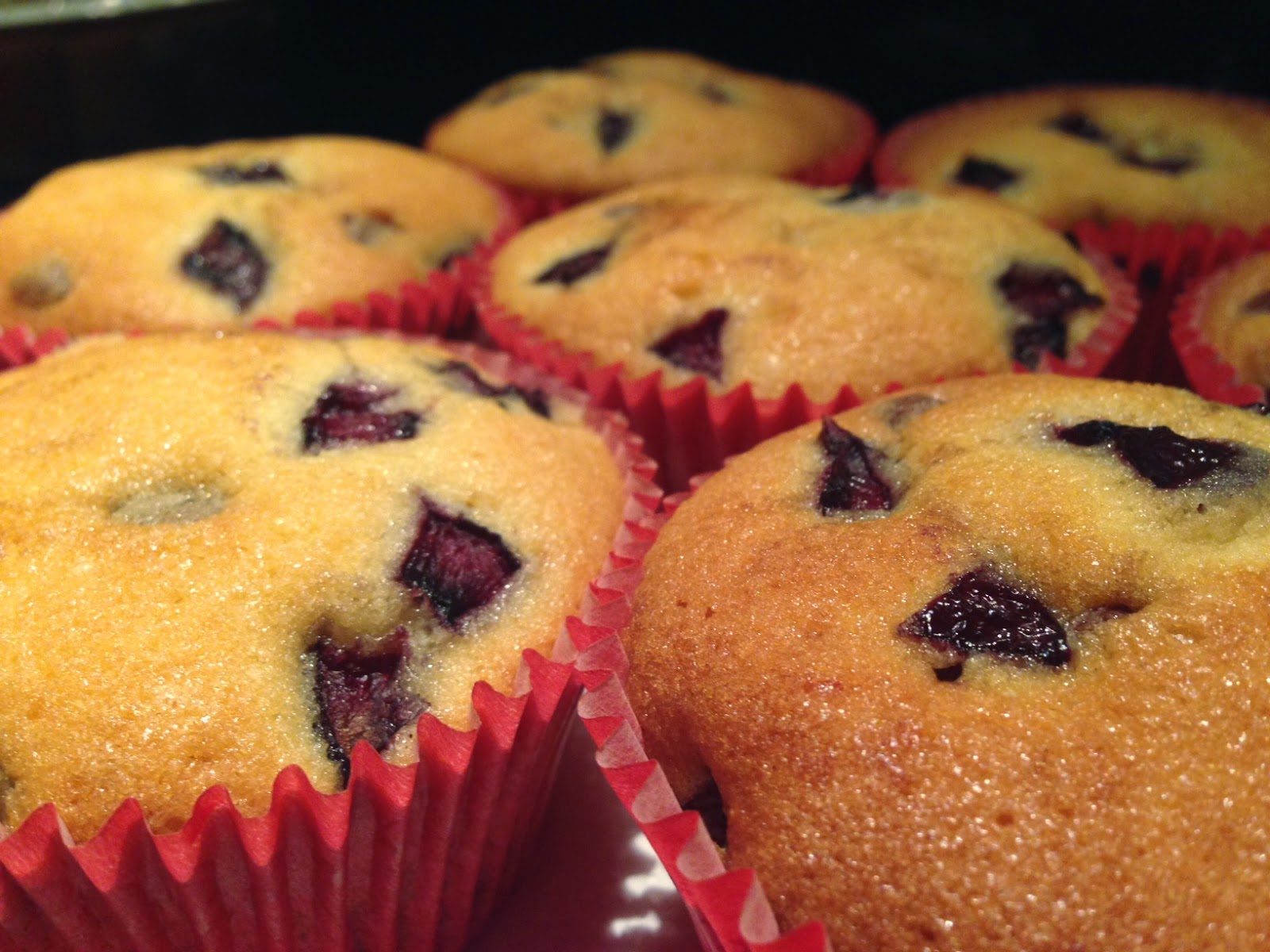 Doce Panela Muffin de Baunilha com Cerejas e Gotas de Chocolate