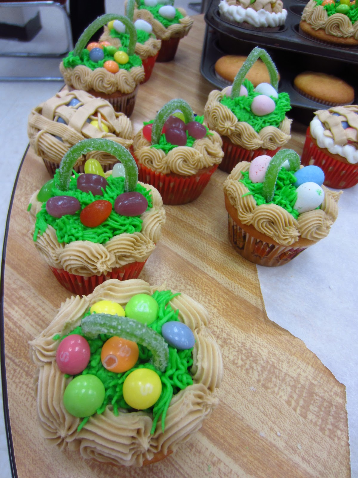 Lemanie's Randomness: Easy Easter Basket Cupcakes! =)