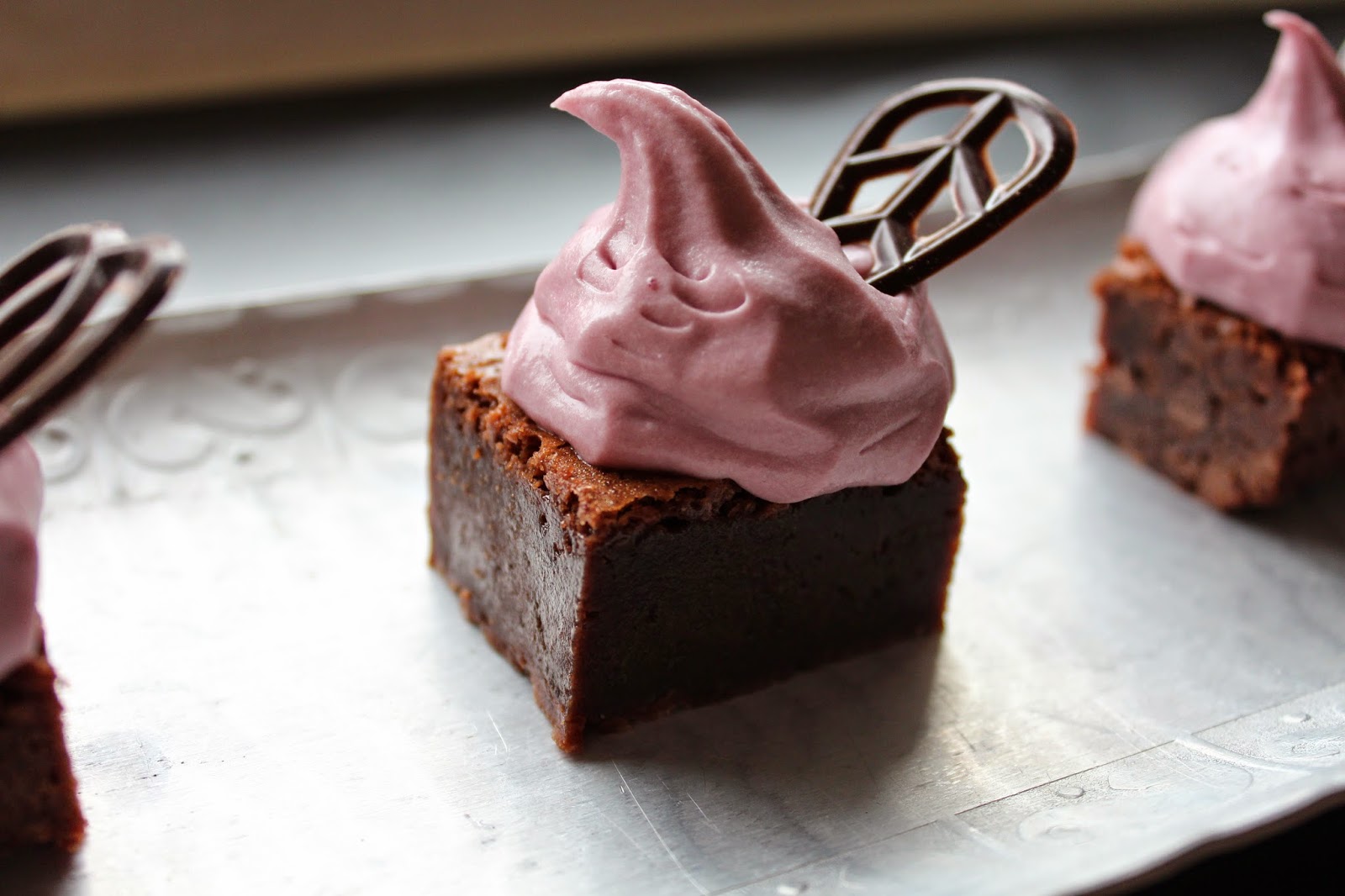 Ager bager Brownie med brombærmousse