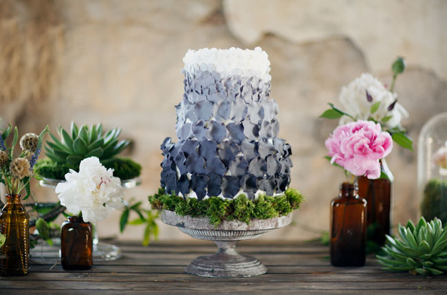To amazing examples of a greyish blue and white gradient wedding cakes