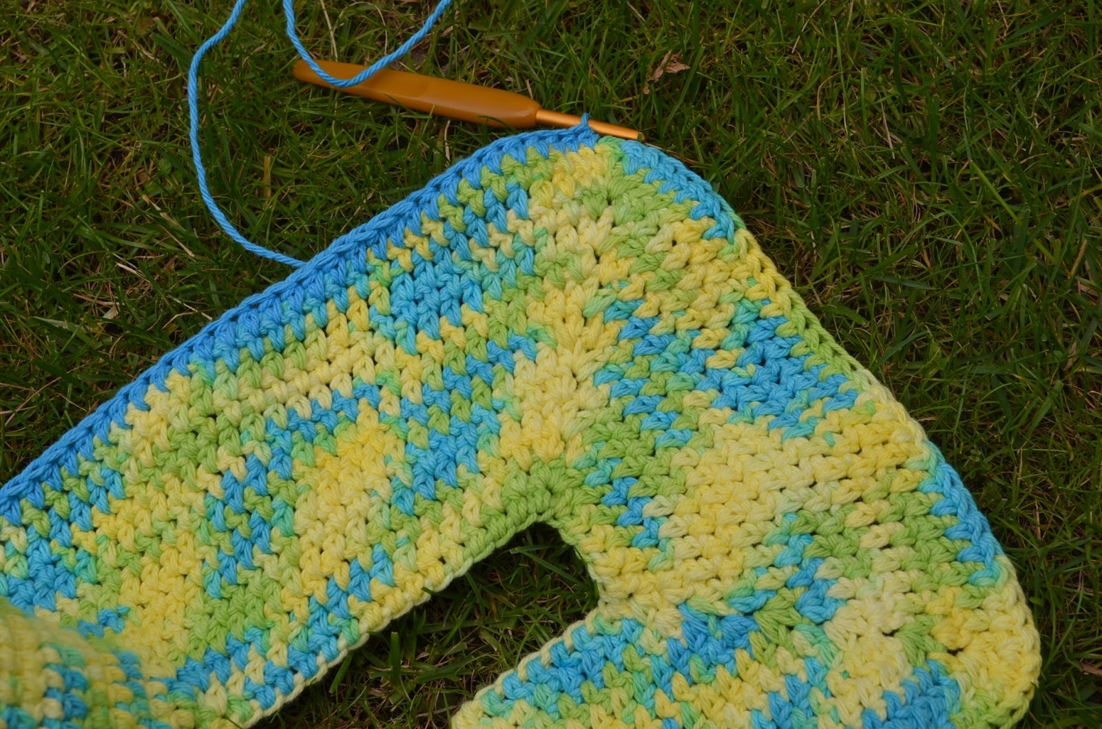 vicarno's mama English version free crochet pattern colourfull baby vest