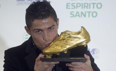 Cristiano Ronaldo dengan sepatu emas