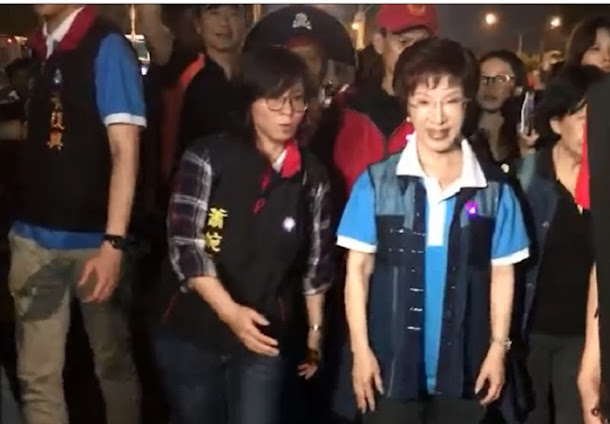 國民黨主席洪秀柱18日晚間到立法院外替「夜宿圍城」的軍公教人員打氣。 國民黨主席洪秀柱18日晚間到立法院外替「夜宿圍城」的軍公教人員打氣。