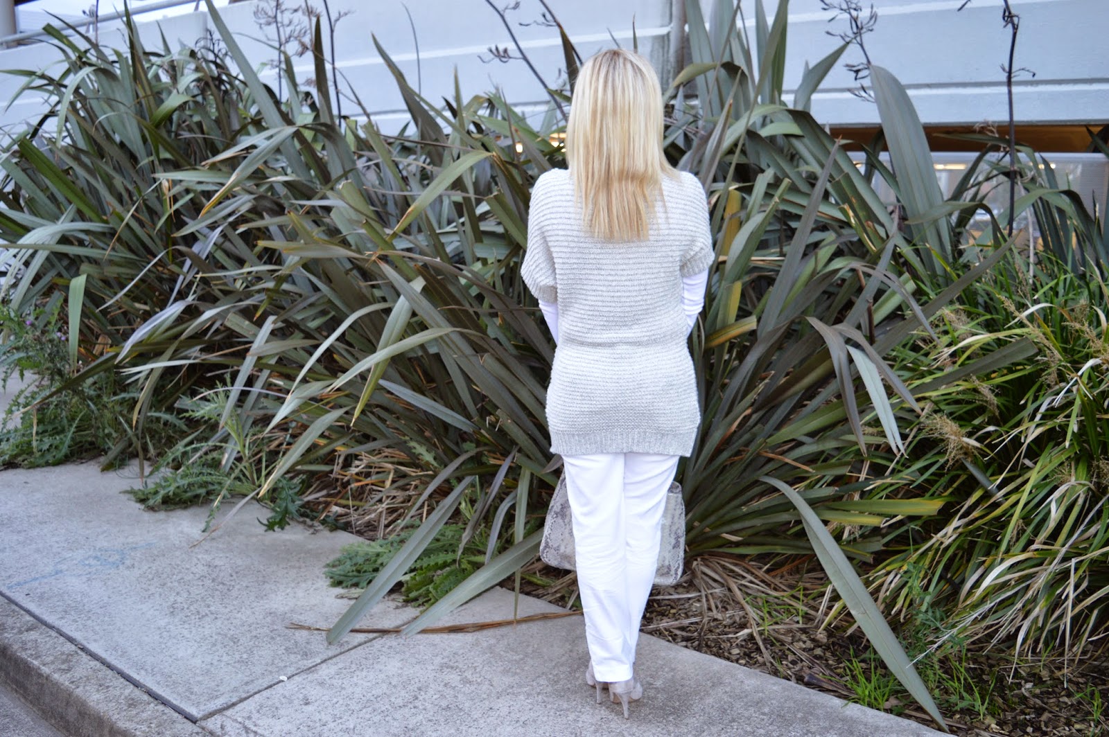 white pants, grey sweater, grey suede pumps, grey tote