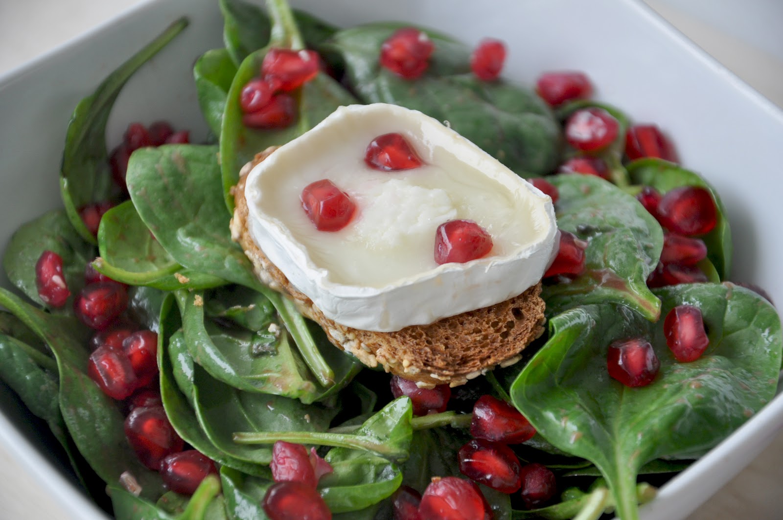 Fashion Gourmet Spinach, goat cheese & pomegranate Christmas salad