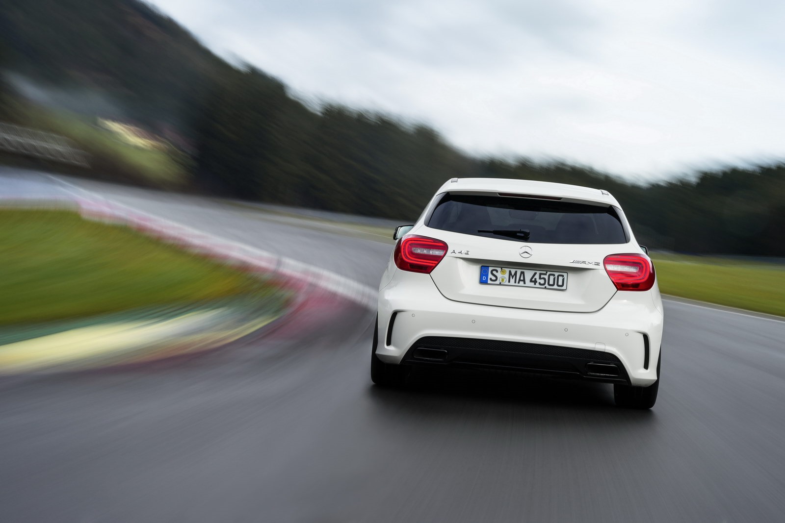 http://3.bp.blogspot.com/-uiWFYhJBbfQ/UTfEyBHf5dI/AAAAAAAASWs/4NojWOnsbj8/s1600/Mercedes-Benz-A-45-AMG-22%5B2%5D.jpg