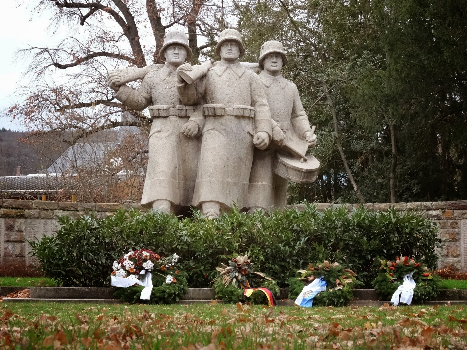 WEBS OF SIGNIFICANCE War memorials and Holocaust reminders in Germany