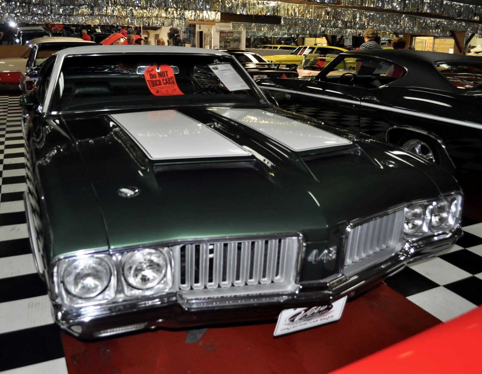 JustaCarGal Volo Auto Museum, Sales Floor