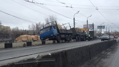 Самосвал КАМАЗ трюк на дороге в Казани, дтп, фото происшествия, Самосвал КАМАЗ трюк на дороге в Казани, дтп, фото происшествия,